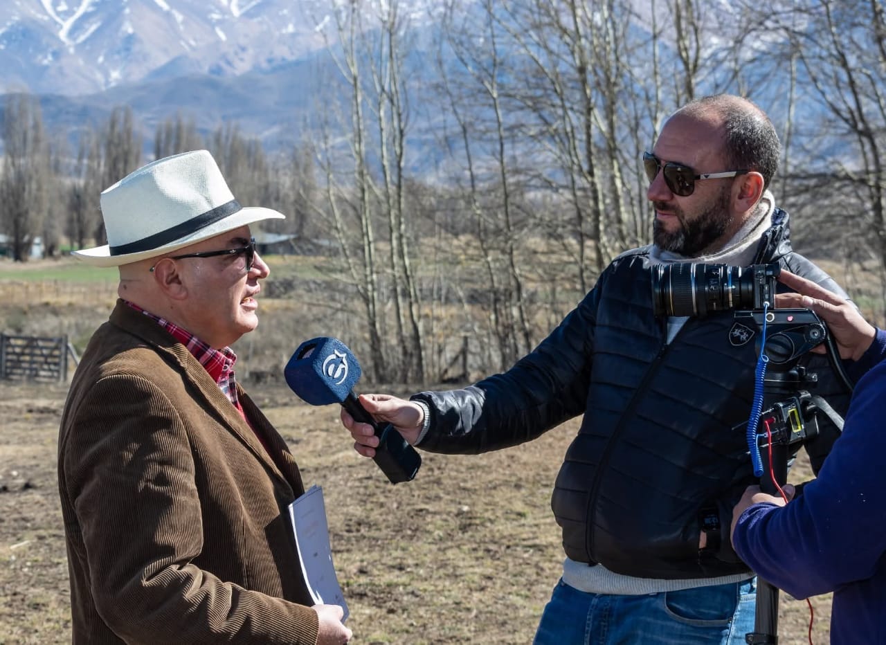 José Carrazco entrevistado por un equipo de televisión