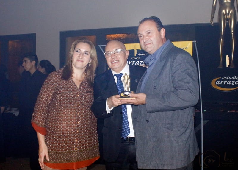José Carrazco recibiendo un reconocimiento junto al equipo